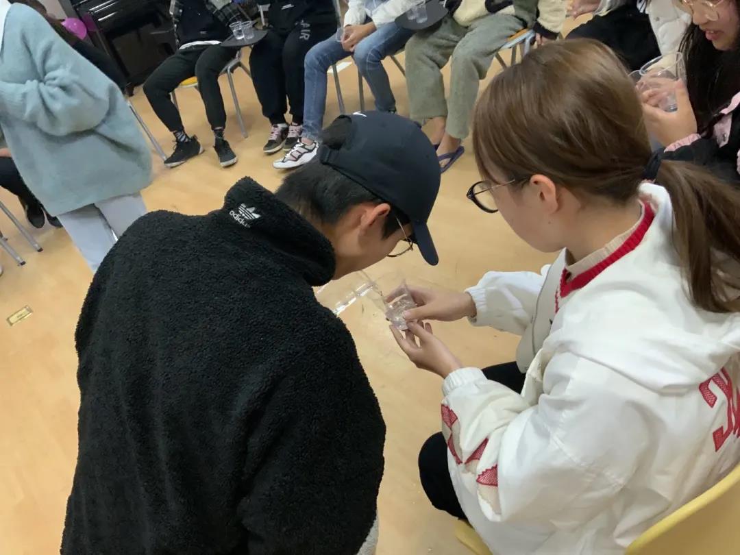 30在教学楼1-202举行了“护航花