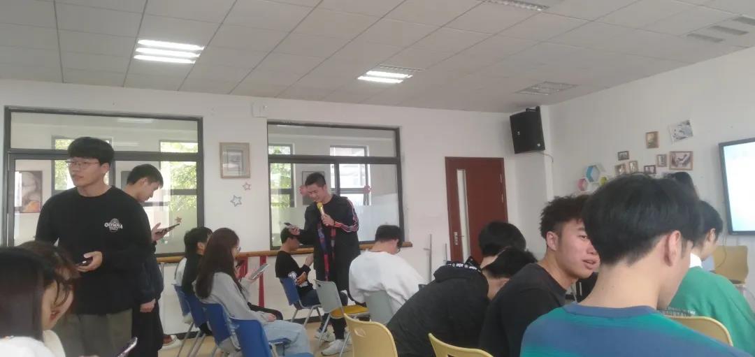 心理社在1-202展开了本学期的第一