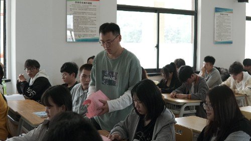 开幕式由张华杰同学主持