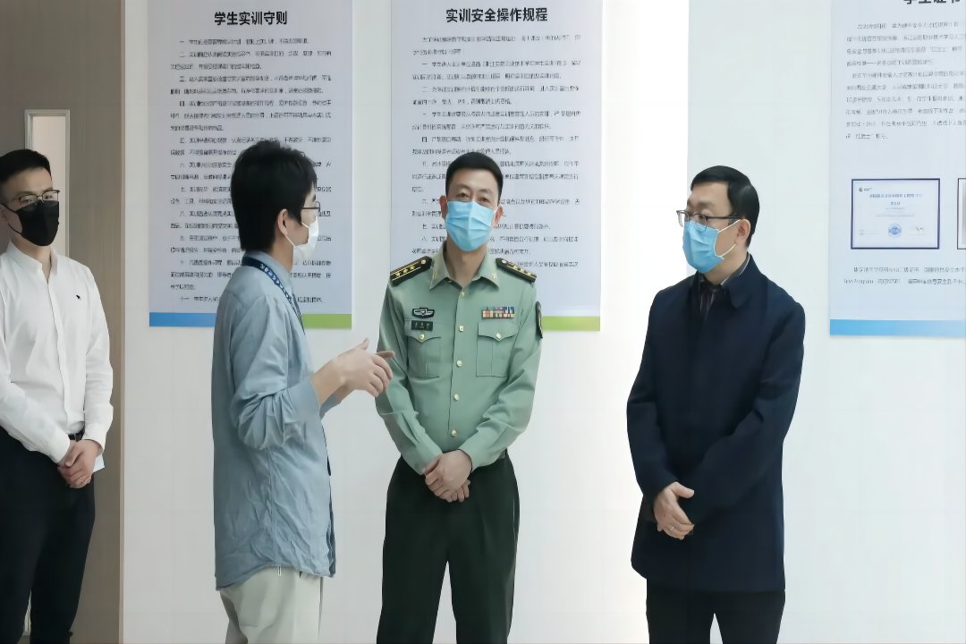 副校长胡伟国陪同
