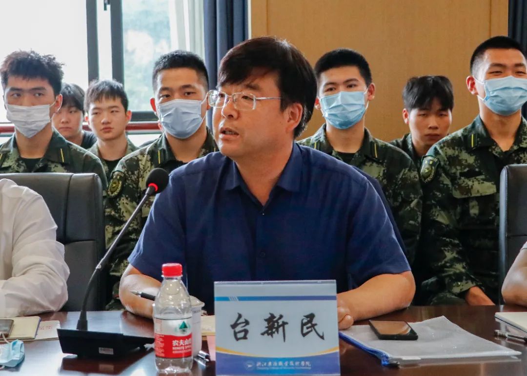 相关单位部门负责人及100余名退役大
