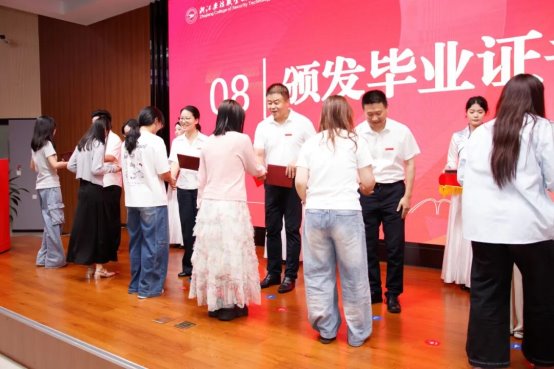 赞扬同学们以青春之姿推动安防世界杯压