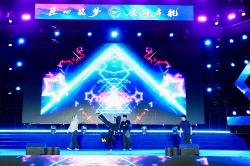 秋风起丹桂落，华亭山秋意浓。