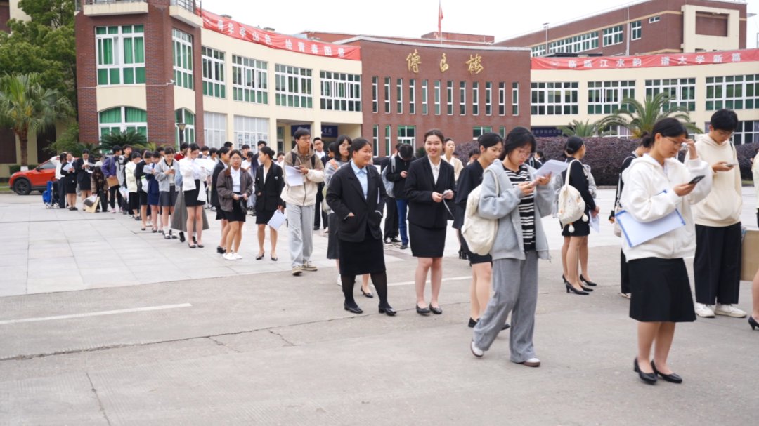 在考场上从容展现风采