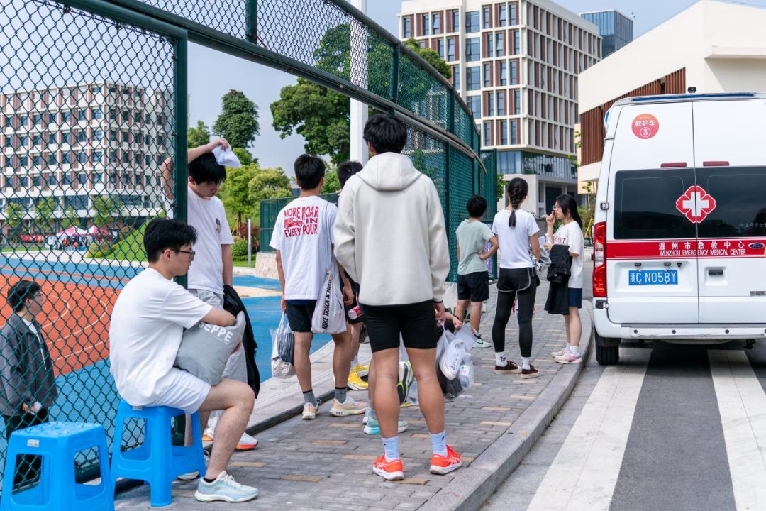 从各地奔赴而来